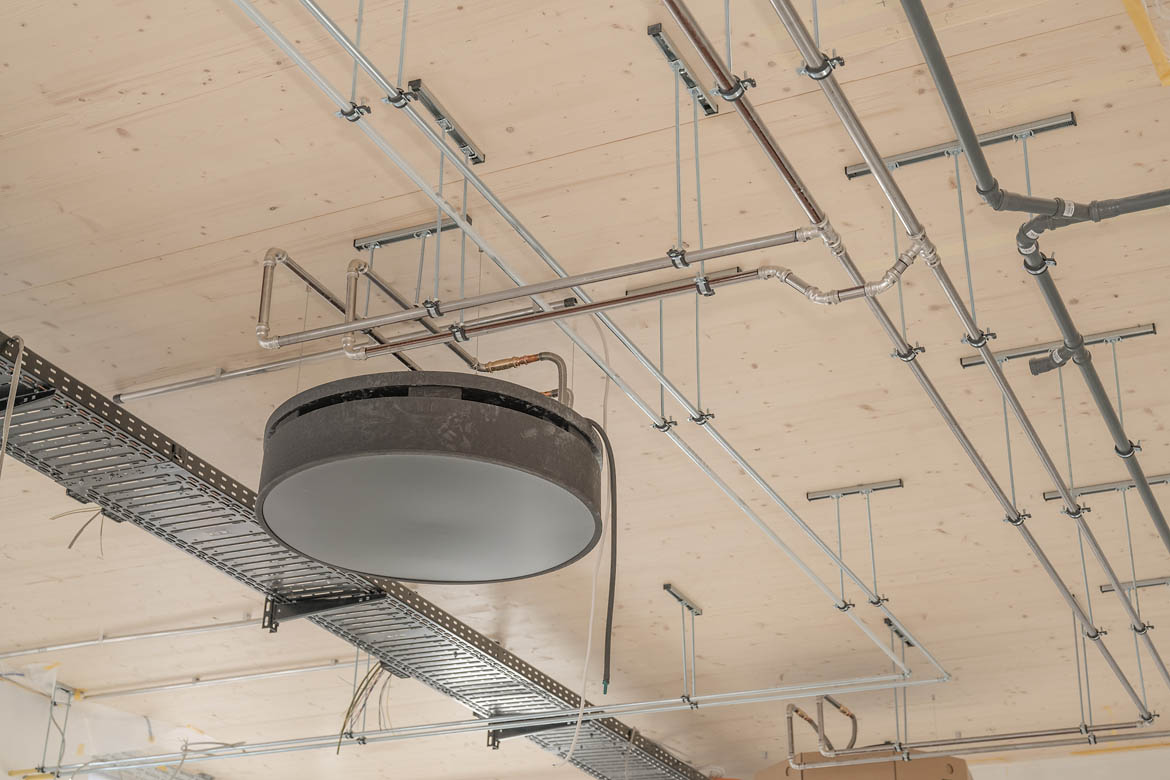 Lighthouse – Technische Gebäudeausrüstung unter Holzdecke