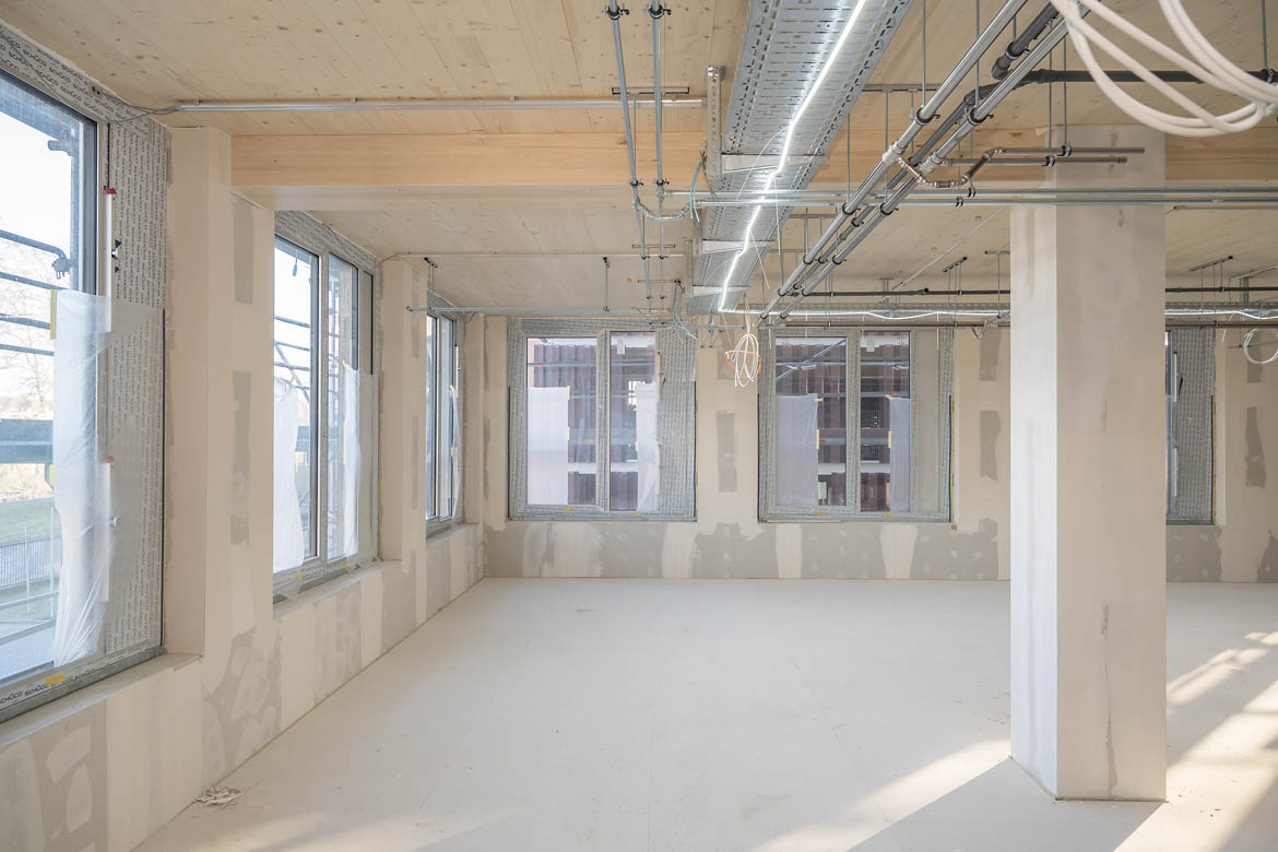 Lighthouse – Innenausbau mit großzügigen Fensterflächen
